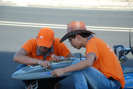 Lắp ráp thiết bị vào máy bay.