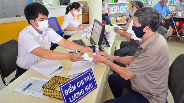 Những người thuộc diện tinh giản biên chế sẽ hưởng nhiều chế độ trợ cấp khi nghỉ hưu trước tuổi. Ảnh minh họa: Báo Chính phủ.