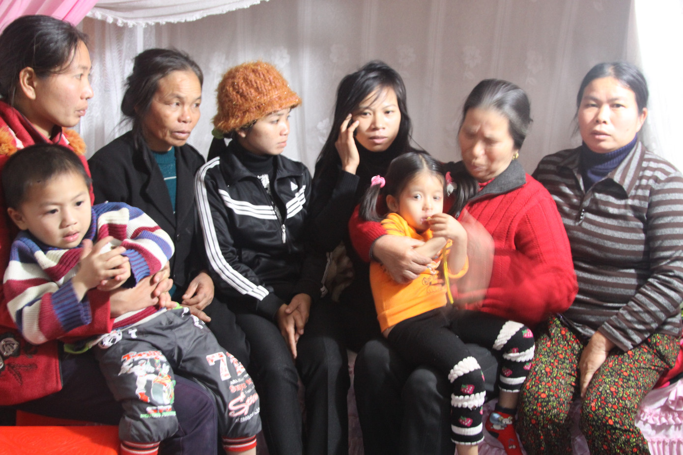 Chị Lại Thị Thoa (ngồi giữa) và con gái Đậu Văn Anh. Chị Lại Thị Thoa (ngồi giữa) và con gái Đậu Văn Anh