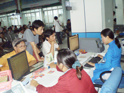 Mua vé tàu Tết Tân Mão tại Ga Sài Gòn. Ảnh: LT