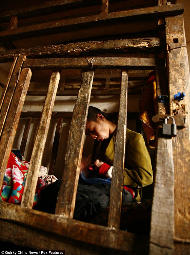 Cũi được khóa chặt. Cũi được khóa chặt.