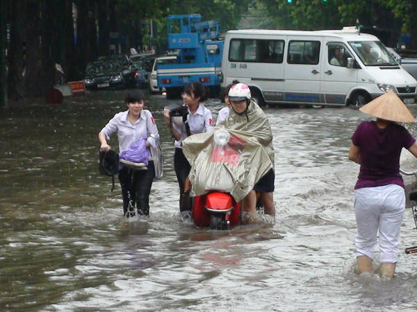 Người dân tả tơi vì lội nước