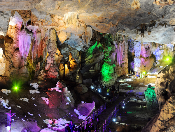 Động Thiên Đường là một tuyệt tác của thiên nhiên trong lòng di sản thiên nhiên Thế giới vườn Quốc gia Phong Nha - Kẻ Bàng và được ví như là vườn địa đàng ở chốn trần gian. 