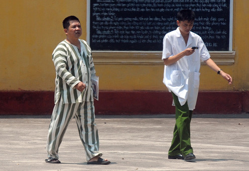 Từ chối đồ ăn của trại giam từ ngày 27/5, sáng 15/6 ông Cù Huy Hà Vũ đến trạm xá trong trại giam cùng một vị bác sĩ. 