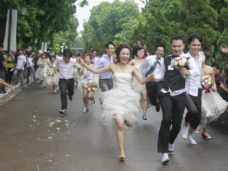 Các chú rể cầm hao cưới chạy về địa điểm nơi các cô dâu đang đợi. Sau khi nhận hoa cưới từ tay chú rể, cả hai cùng nắm tay nhau chạy về đích