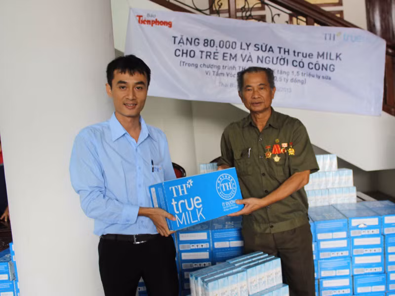 Ông Trương Công Ánh, Chủ tịch Hội Cựu TNXP Thái Bình nhận quà để tặng các hội viên có hoàn cảnh khó khăn