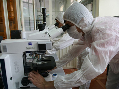 SV ĐHQG trong phòng thí nghiệm