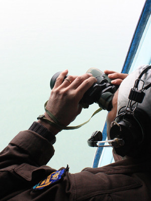 Ống nhòm của Thượng tá Đoàn Thanh Sơn kiếm tìm vô vọng giữa biển 