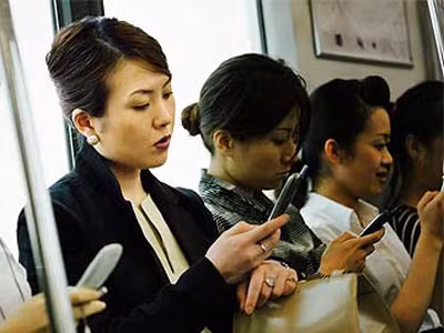 Bạn trẻ Nhật truy cập internet qua điện thoại. Bạn trẻ Nhật truy cập internet qua điện thoại