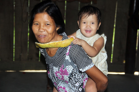 Giây phút hạnh phúc bên người mẹ đổ bệnh điên dại này không phải lúc bé Yến Nhi cũng được hưởng trọn