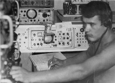 Ngày cũng như đêm, các trinh sát viên điện tử tác chiến trong mọi điều kiện thời tiết. Ngày cũng như đêm, các trinh sát viên điện tử tác chiến trong mọi điều kiện thời tiết