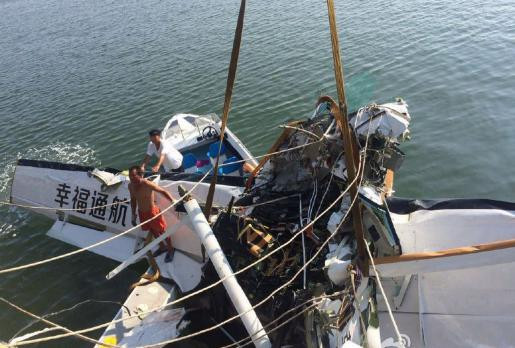 Thủy phi cơ đâm vào cầu, nhiều người tử vong ảnh 1