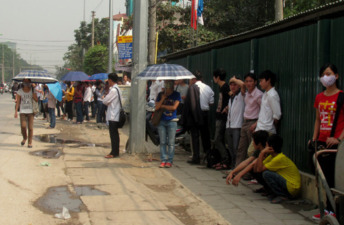 Không có nhà chờ, người đợi xe phải dùng ô và tự tìm chỗ râm để đứng. 