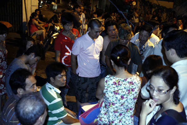 Nhiều cổng trường tiểu học trên địa bàn Hà Nội đều đông ngịt người