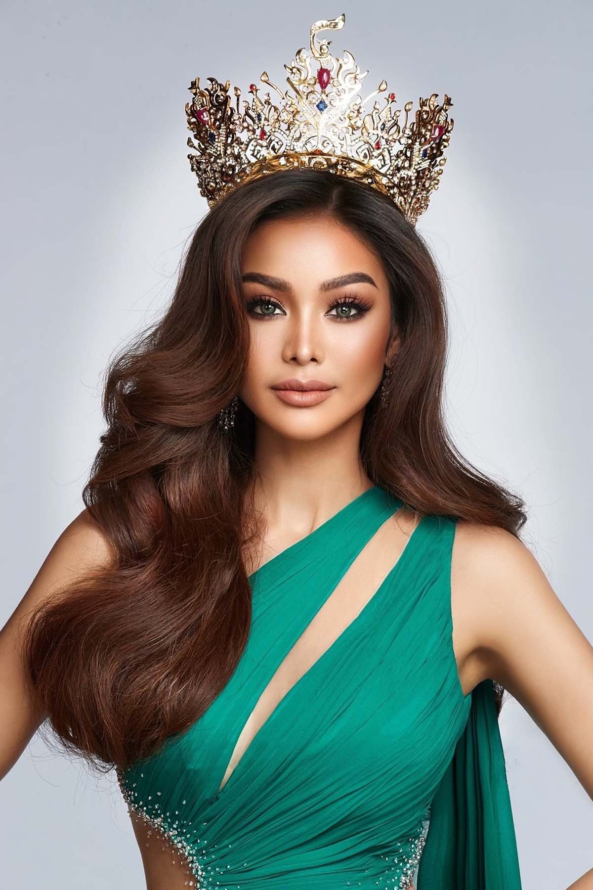 Á hậu 1 Hoa hậu Hòa bình Quốc tế 2022 - Engfa Wahara vẫn được các chuyên gia Globalbeauties yêu mến dù vướng nhiều lùm xùm sau cuộc thi. Nhiều ý kiến cho rằng Engfa Wahara gây nhiều ồn ào nhưng cô có hiệu ứng truyền thông và xứng đáng tiếp tục góp mặt trong top 15 cuộc bình chọn.