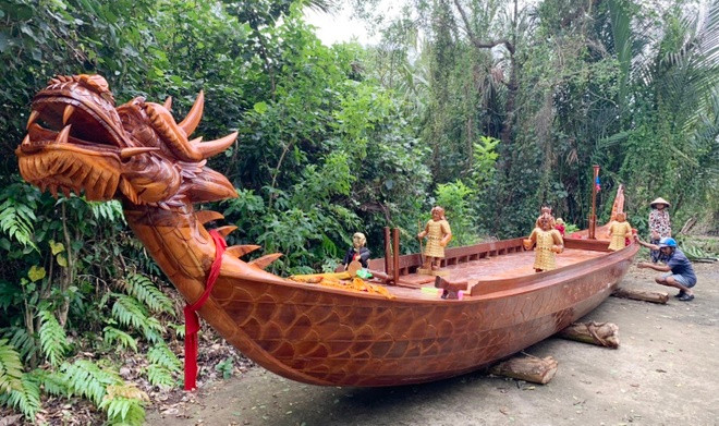 Một chiếc thuyền bằng có đầu rồng tạm thời được đưa về miếu Ông Vua tại ấp Vĩnh Lập, xã Hòa Chánh. Ảnh: Thu Oanh. Một chiếc thuyền bằng có đầu rồng tạm thời được đưa về miếu Ông Vua tại ấp Vĩnh Lập, xã Hòa Chánh. Ảnh: Thu Oanh.