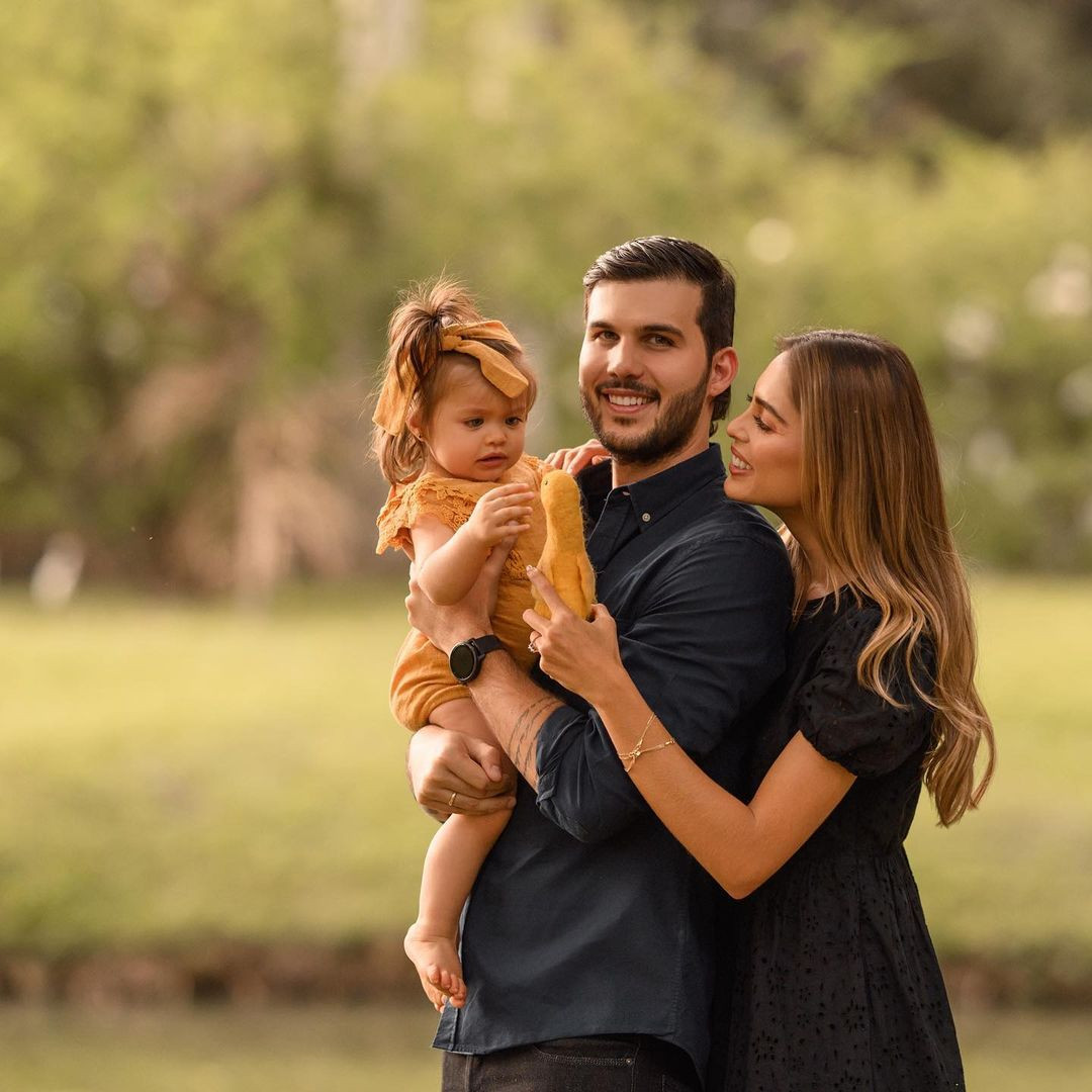 Camila Avella đã có một gia đình hạnh phúc bên chồng và con gái đáng yêu. Trên trang cá nhân có hơn 500.000 người theo dõi, người đẹp thường xuyên chia sẻ hình ảnh gia đình viên mãn và nhận được sự ngưỡng mộ.