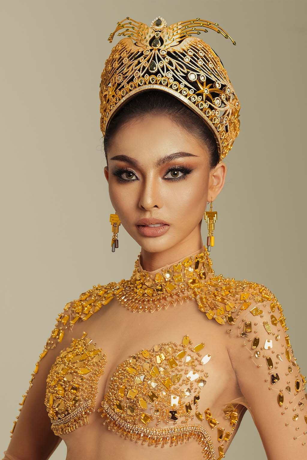 Hai Á hậu 1 và 2 của cuộc thi Hoa hậu Hòa bình quốc tế 2022 là người đẹp Thái Lan - Engfa Wahara và người đẹp Indonesia - Andina Julie cùng vào top 20 đề cử. Engfa Wahara gây nhiều tranh cãi sau khi giành ngôi Á hậu 1. Nhan sắc của cô được cho là đã qua nhiều lần chỉnh sửa, người đẹp cũng có nhiều hành xử không đúng mực. Trong khi đó người đẹp Indonesia Andina Julie nhận nhiều ủng hộ hơn vì có chiều cao nổi bật, nhan sắc ấn tượng và câu chuyện truyền cảm hứng khi vươn lên từ một cô gái làm nghề nông.