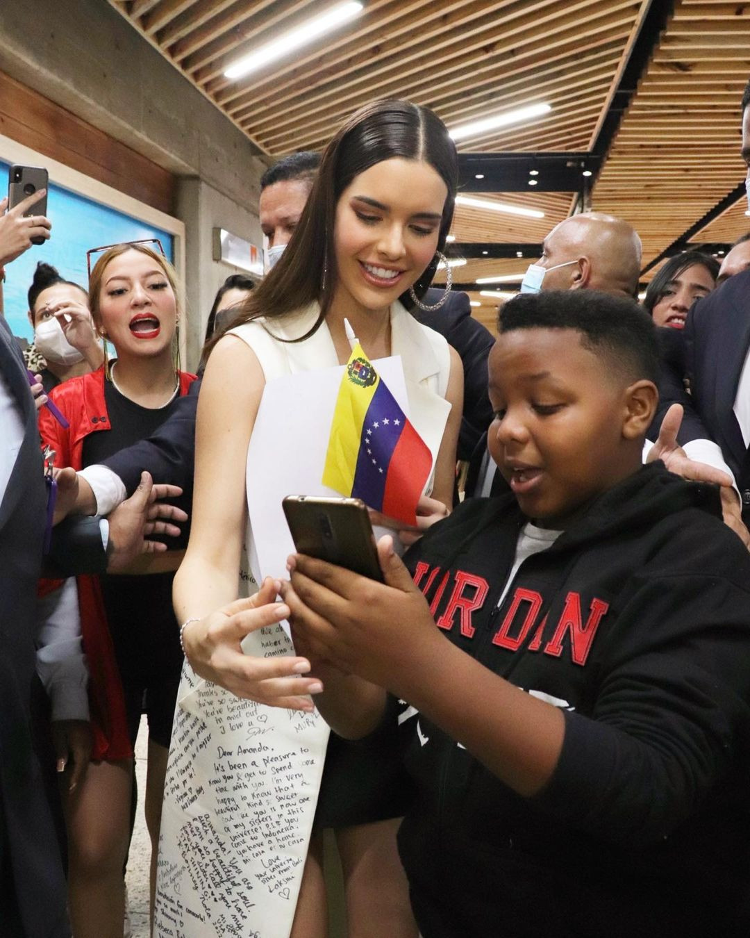 Sau khi giành ngôi Á hậu 1 tại cuộc thi Hoa hậu Hoàn vũ 2022, người đẹp Venezuela - Amanda Dudamel đã lên đường trở về quê hương trong sự chào đón nồng nhiệt của người hâm mộ. Ra sân bay về nước, Amanda mặc chiếc áo khoác có chữ ký của những khán giả yêu thương cô.