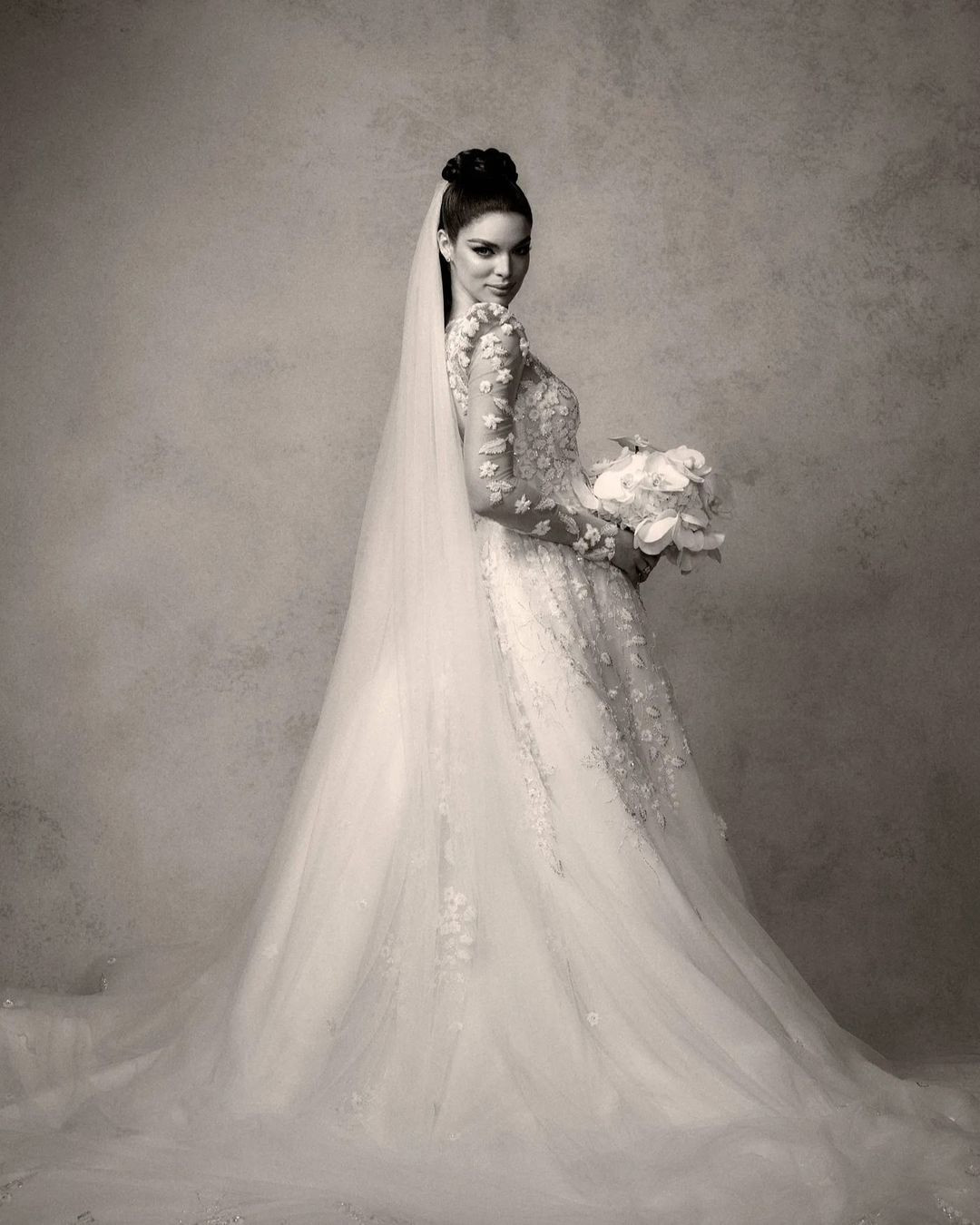 Nadia Ferreira và Marc Anthony gặp nhau lần đầu vào năm 2016 khi Marc Anthony sang Paraguay biểu diễn. Tháng 5/2022, sau hai tháng công khai tình yêu, cặp sao đính hôn tại Miami, Mỹ. Việc kết hôn với Marc Anthony được cho là giúp sự nghiệp của Nadia Ferreira bước lên tầm cao mới. Cô nổi tiếng toàn cầu, được nhiều tờ báo uy tín thế giới quan tâm đưa tin. Mỹ nhân Paraguay cũng đắt show quảng cáo, event hơn.