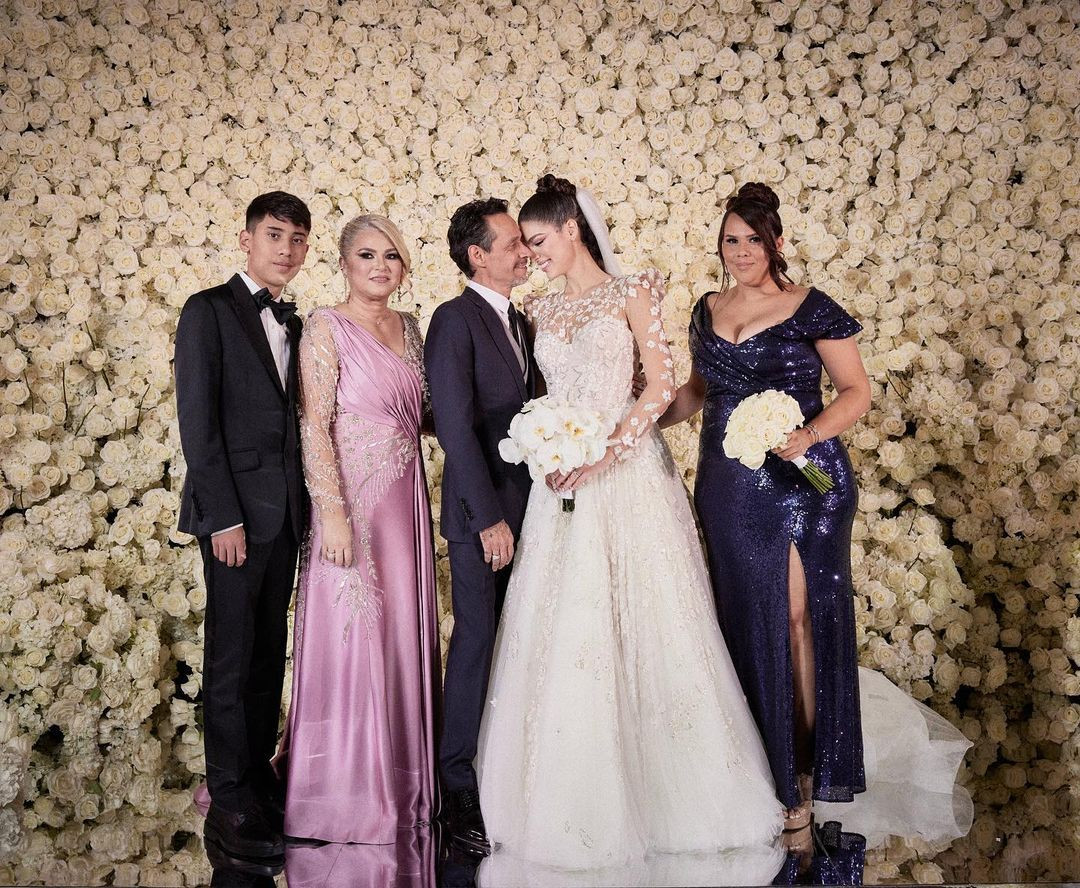 Nadia Ferreira và chồng là nam ca sĩ Marc Anthony chụp ảnh bên những người thân và dàn phù dâu, phù rể. Trong dàn phù rể của Marc Anthony có bạn thân của anh là cựu cầu thủ David Beckham.