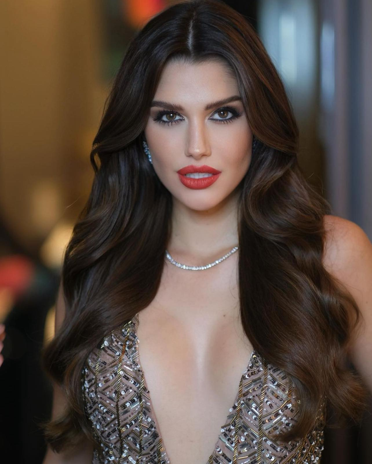 Hoa hậu Hòa bình Quốc tế 2022 - Isabella Menin vào top 20 đề cử. Mỹ nhân Brazil được đề cao bởi nhan sắc xinh đẹp, sắc sảo và vóc dáng quyến rũ. Cuộc thi Hoa hậu Hòa bình quốc tế liên tục vướng lùm xùm nhưng Isabella Menin vẫn được công chúng ủng hộ và yêu mến.