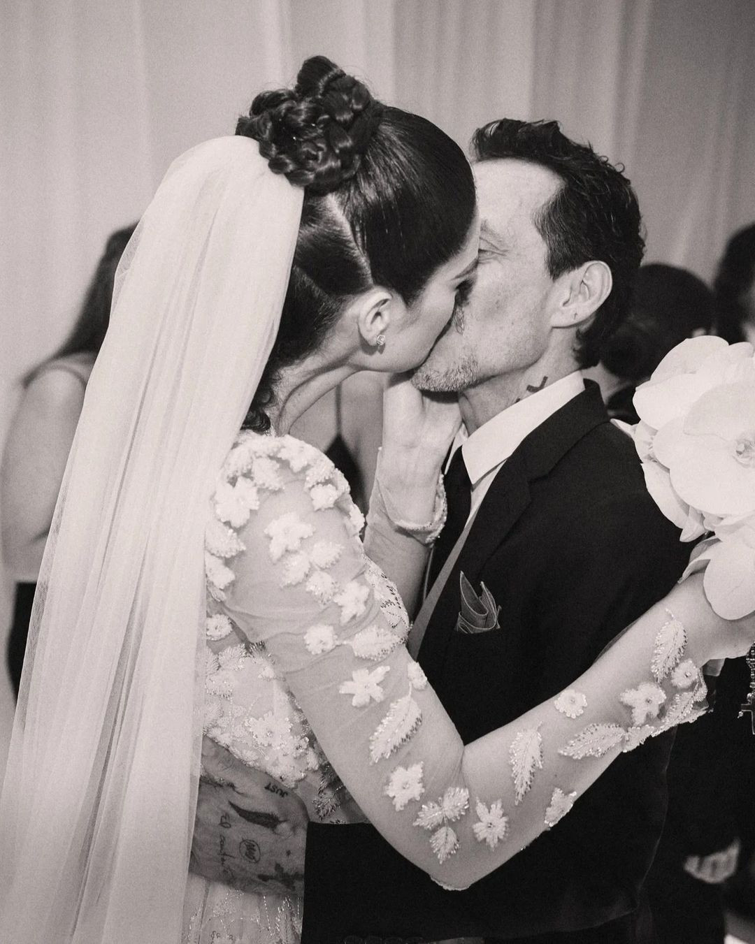 Nadia Ferreira và Marc Anthony gặp nhau lần đầu vào năm 2016 khi Marc Anthony sang Paraguay biểu diễn. Tháng 5/2022, sau hai tháng công khai tình yêu, cặp sao đính hôn tại Miami, Mỹ. Việc kết hôn với Marc Anthony được cho là giúp sự nghiệp của Nadia Ferreira bước lên tầm cao mới. Cô nổi tiếng toàn cầu, được nhiều tờ báo uy tín thế giới quan tâm đưa tin. Mỹ nhân Paraguay cũng đắt show quảng cáo, event hơn.