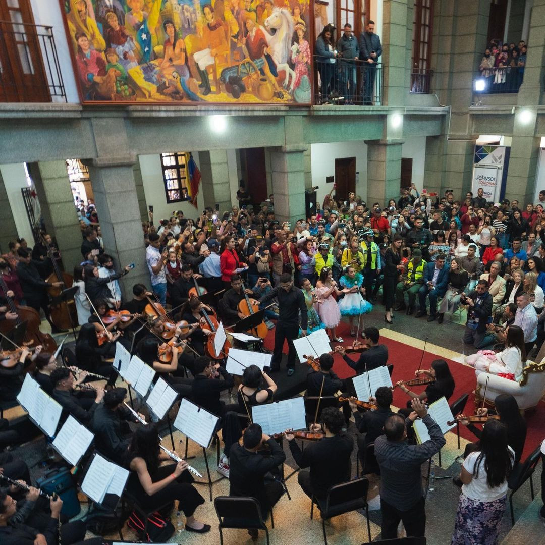 Có hẳn một buổi hòa nhạc giao hưởng được tổ chức để chào đón Amanda trở về. Trên đường diễu hành, người đẹp cũng liên tục ký tặng lên những tấm poster mà người hâm mộ đã chuẩn bị sẵn để chào đón cô.