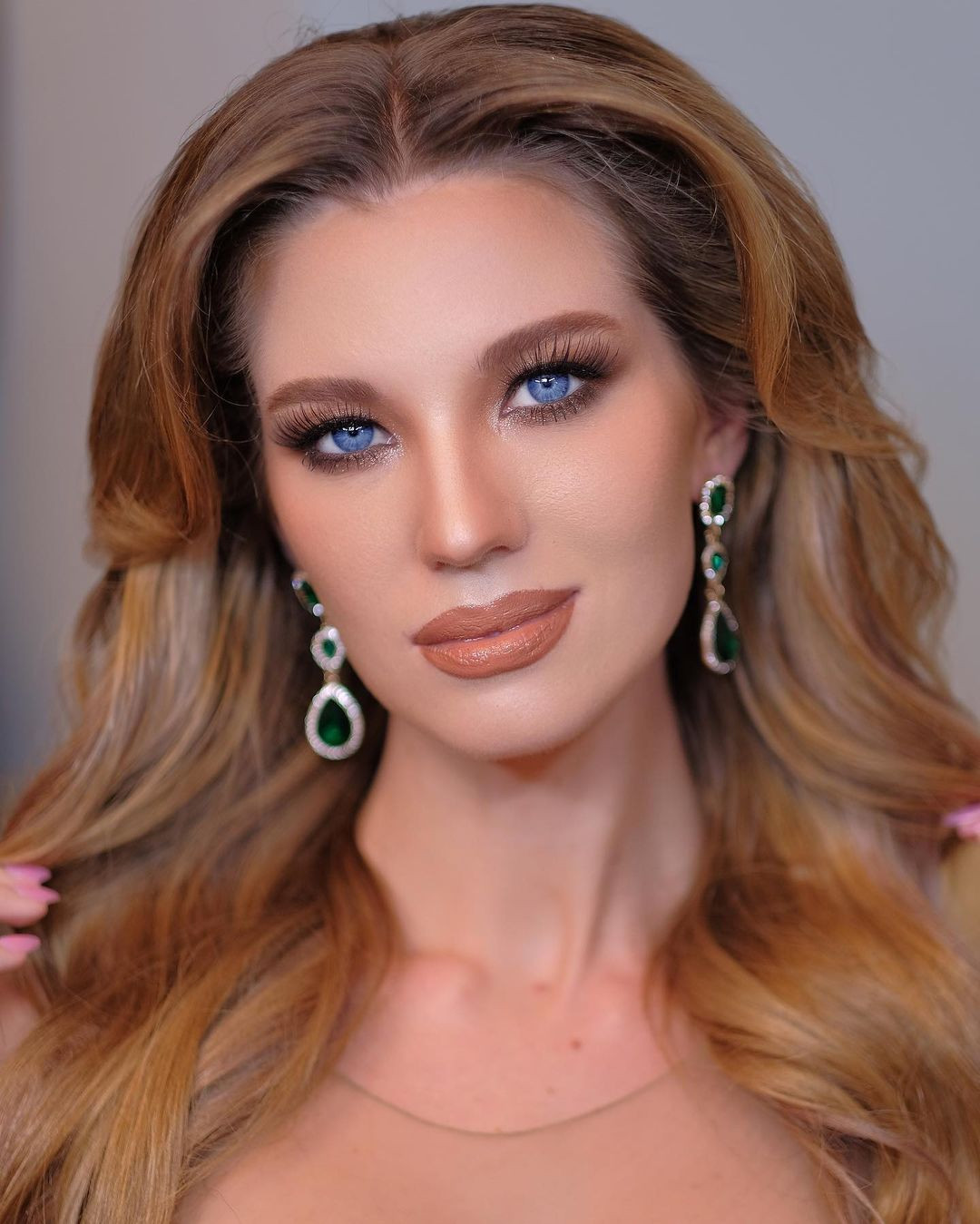 Ba người đẹp xuất thân từ cuộc thi Hoa hậu Hòa bình quốc tế 2022 là đương kim Hoa hậu Isabella Menin (giữa) và Á hậu 5 Oxana Isabel Rivera Álvarez (trái), Á hậu 4 Mariana Beckova (phải) tiếp tục được bầu chọn vào top 15 của Miss Grand Slam 2022.