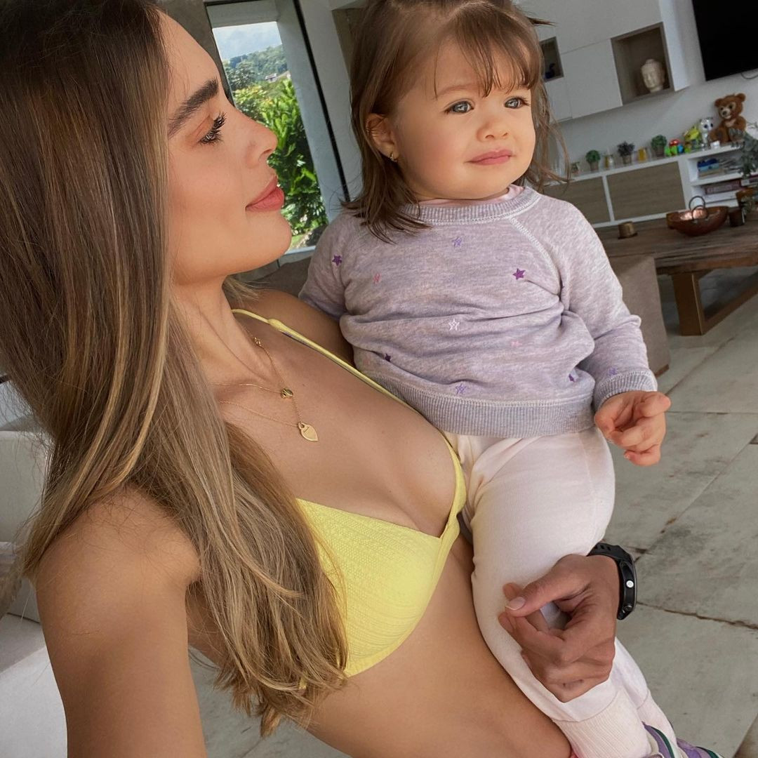 Trước đó, cô lỡ hẹn với Señorita Colombia - cuộc thi nhan sắc lâu đời và uy tín nhất Colombia vì quá khứ từng làm người mẫu nội y. Đam mê thi sắc đẹp dở dang, Camila Avella đã quyết định lập gia đình và tìm hạnh phúc cho riêng mình. Cô từng chia sẻ không hối hận với quyết định kết hôn và sinh con.