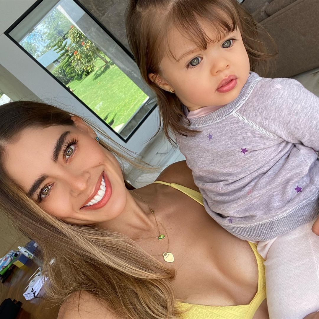 Trước đó, cô lỡ hẹn với Señorita Colombia - cuộc thi nhan sắc lâu đời và uy tín nhất Colombia vì quá khứ từng làm người mẫu nội y. Đam mê thi sắc đẹp dở dang, Camila Avella đã quyết định lập gia đình và tìm hạnh phúc cho riêng mình. Cô từng chia sẻ không hối hận với quyết định kết hôn và sinh con.