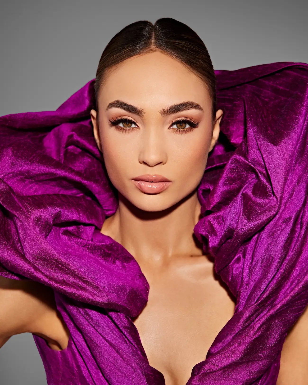 Tối 1/2, chuyên trang sắc đẹp Globalbeauties công bố top 20 đề cử giải thưởng Miss Grand Slam - Hoa hậu đẹp nhất thế giới năm 2022. Giải thưởng ra đời từ năm 1998 và được tổ chức thường niên. Đương kim Hoa hậu Hoàn vũ - R'Bonney Gabriel nằm trong danh sách đề cử top 20. Ngày 1/2, phần thi phỏng vấn kín của R'Bonney Gabriel tại Miss Universe 2022 được ban tổ chức công bố. Nhiều lời khen R'Bonney Gabriel thể hiện được sự thông minh, bản lĩnh cũng như truyền cảm hứng được cho nhiều người thông qua những gì cô thể hiện. Điều này cũng cho thấy cô xứng đáng với ngôi vị Miss Universe 2022.