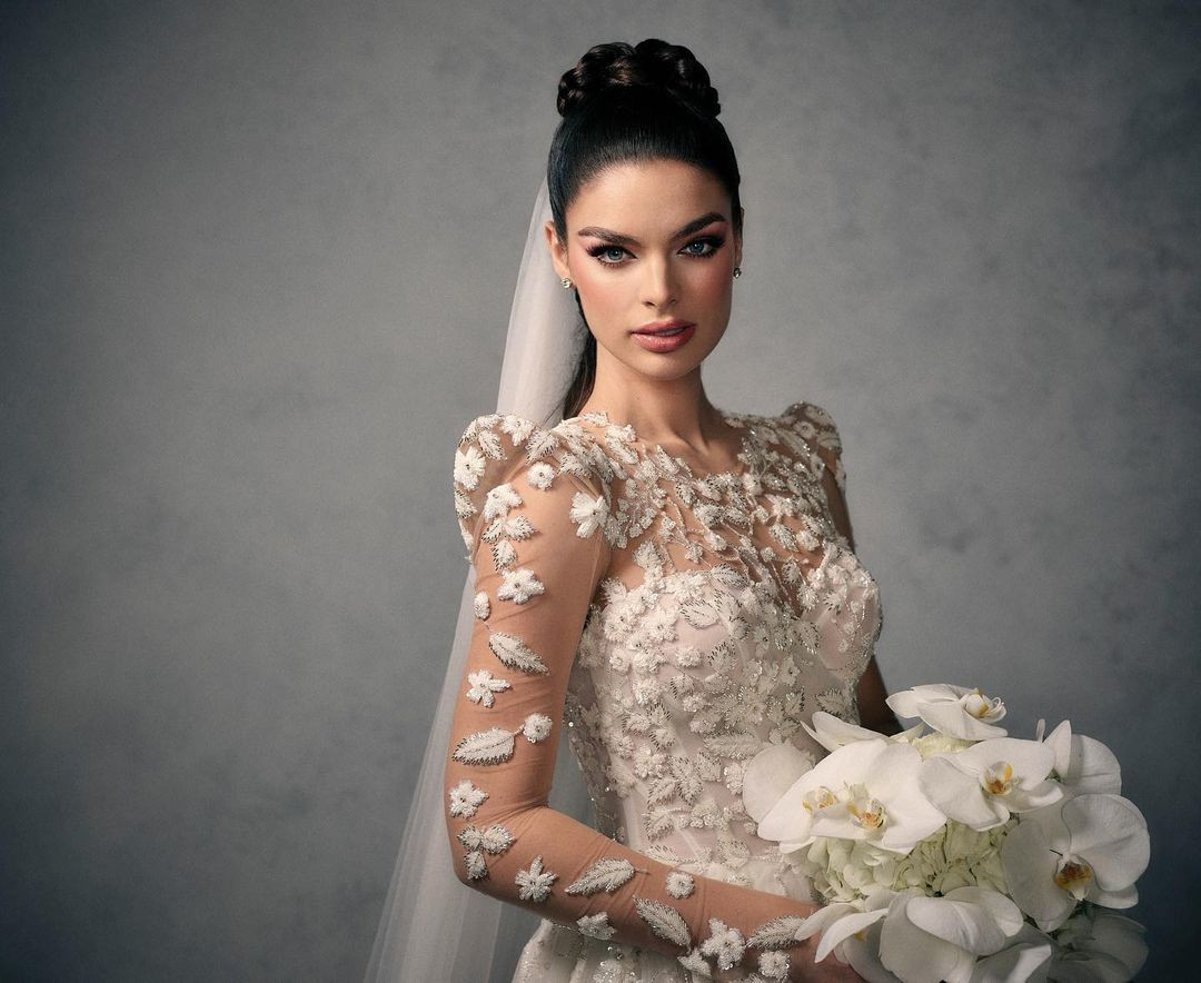 Hôn lễ của Á hậu Hoàn vũ 2021 Nadia Ferreira và chồng hơn 31 tuổi được tổ chức hôm 28/1 tuy nhiên không có nhiều hình ảnh được đăng tải vì đám cưới được tổ chức riêng tư, bảo vệ nghiêm ngặt. Ngày 5/2, Nadia Ferreira mới đăng tải những hình ảnh chính thức bên trong lễ cưới của cô.