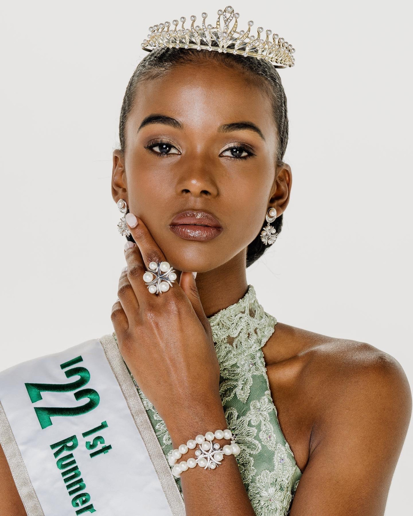 Trong khi đương kim Hoa hậu Quốc tế 2022 Jasmin Selberg bị loại từ vòng top 20 thì Á hậu 1 của Hoa hậu Quốc tế 2022 là người đẹp Cabo Verde - Stephany Amado và Á hậu 2 của Hoa hậu Quốc tế 2022 là người đẹp Peru - Tatiana Calmell tiếp tục giữ vững phong độ và tiếp tục tiến vào top 15.