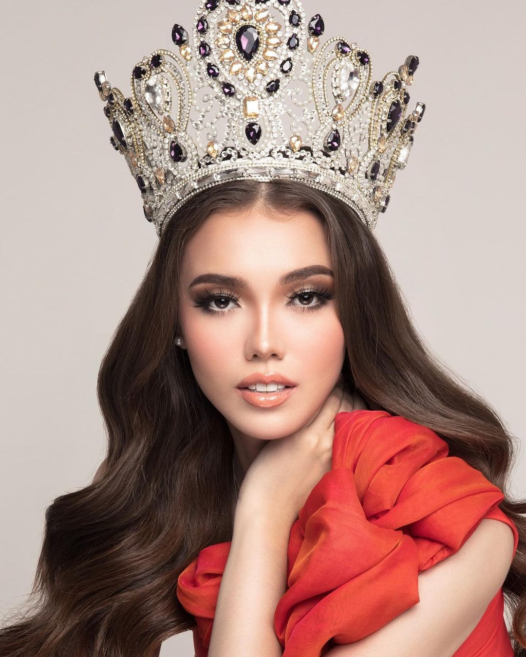 So với các ứng viên của Miss Charm 2023, Annabelle Mae McDonnell có lợi thế khi đeo trên mình dải sash có uy tín - Philippines. Cô được các chuyên trang sắc đẹp đánh giá là thí sinh tiềm năng tại cuộc thi năm nay.