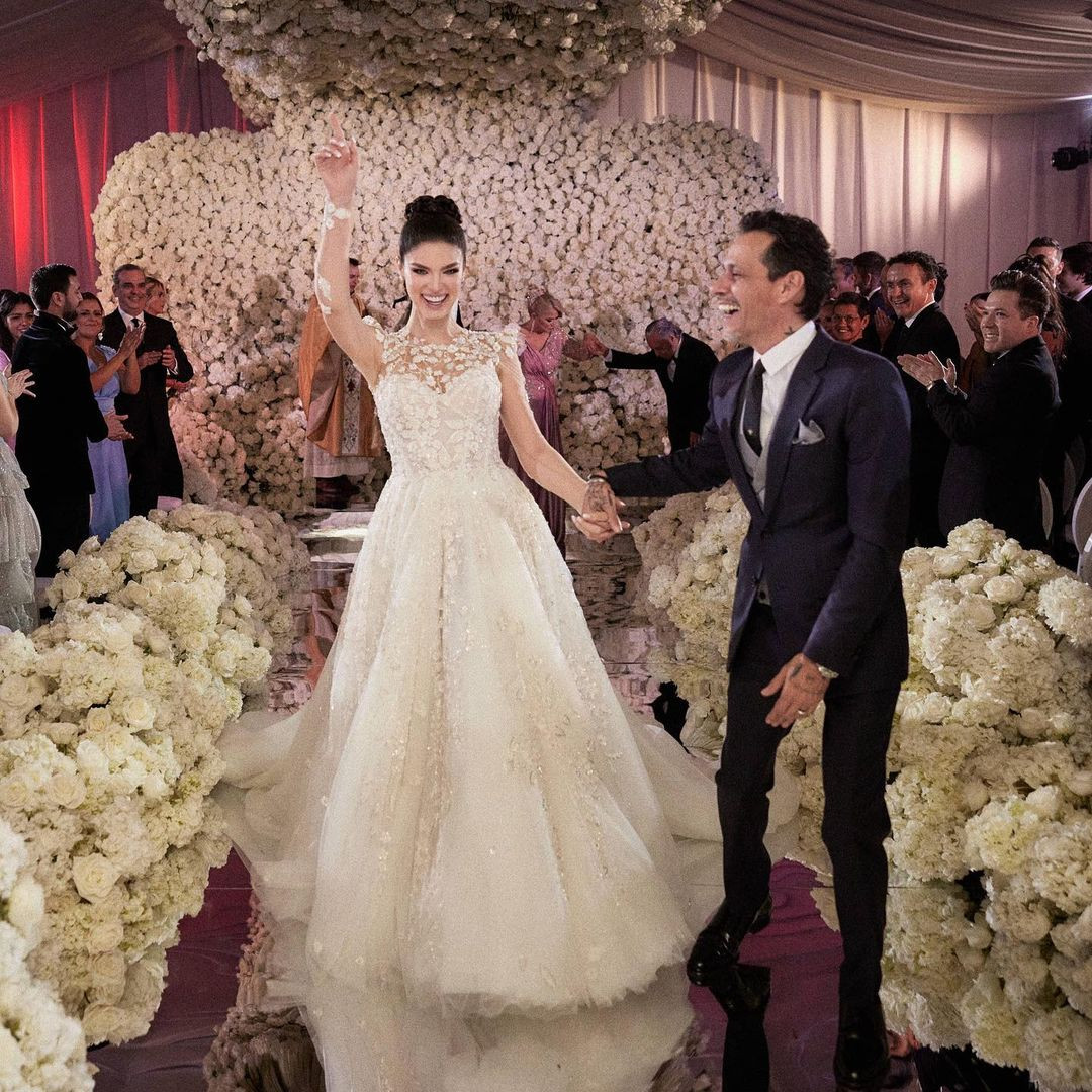 Cũng trong ngày 5/2, những hình ảnh bên trong lễ cưới của Nadia Ferreira và Marc Anthony được tạp chí Vogue đăng tải. Điểm nhấn của bộ ảnh là khoảnh khắc cô dâu, chủ rể mừng rỡ bước trên lễ đường.