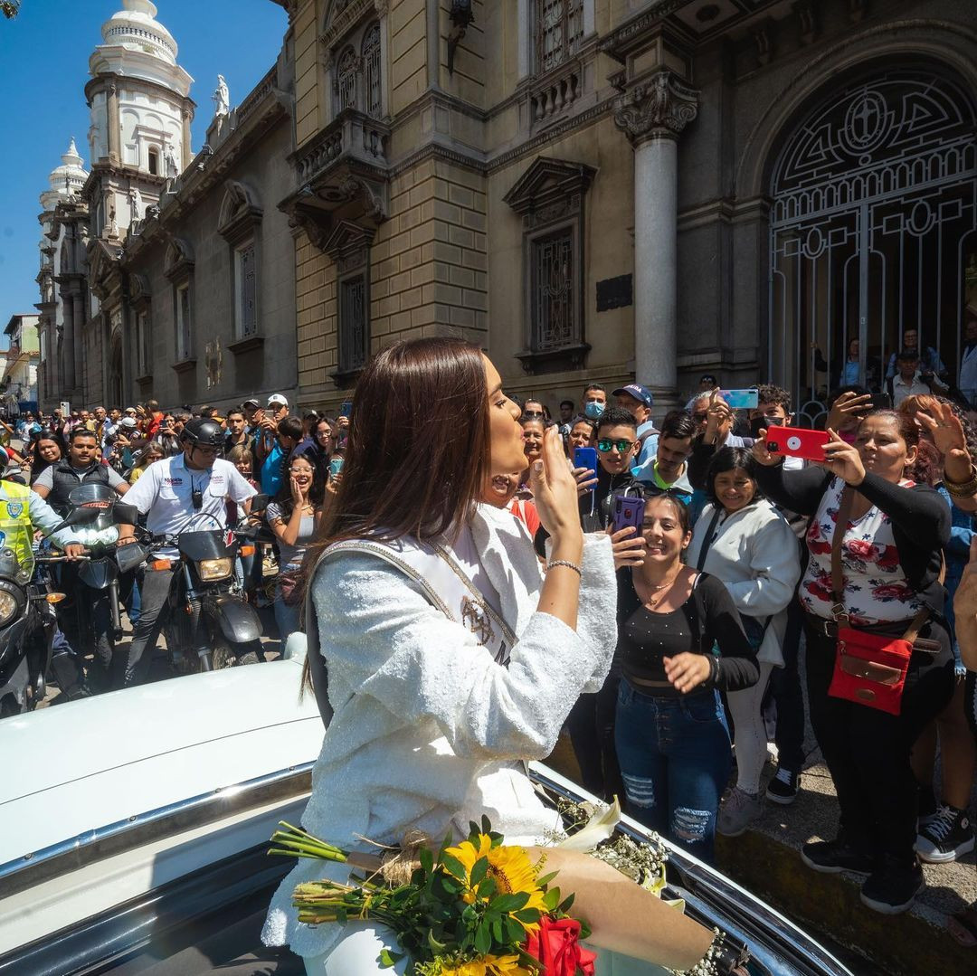 Ngay sau khi trở về Venezuela, Amanda tham dự hàng loạt sự kiện chào đón hoành tráng trên đường phố. Đằng sau bức ảnh người đẹp đứng trên ban công, có thể thấy hàng nghìn khán giả đón sự trở về của cô. Sau đó, Amanda còn diễu hành trên đường phố bằng xe mui trần.
