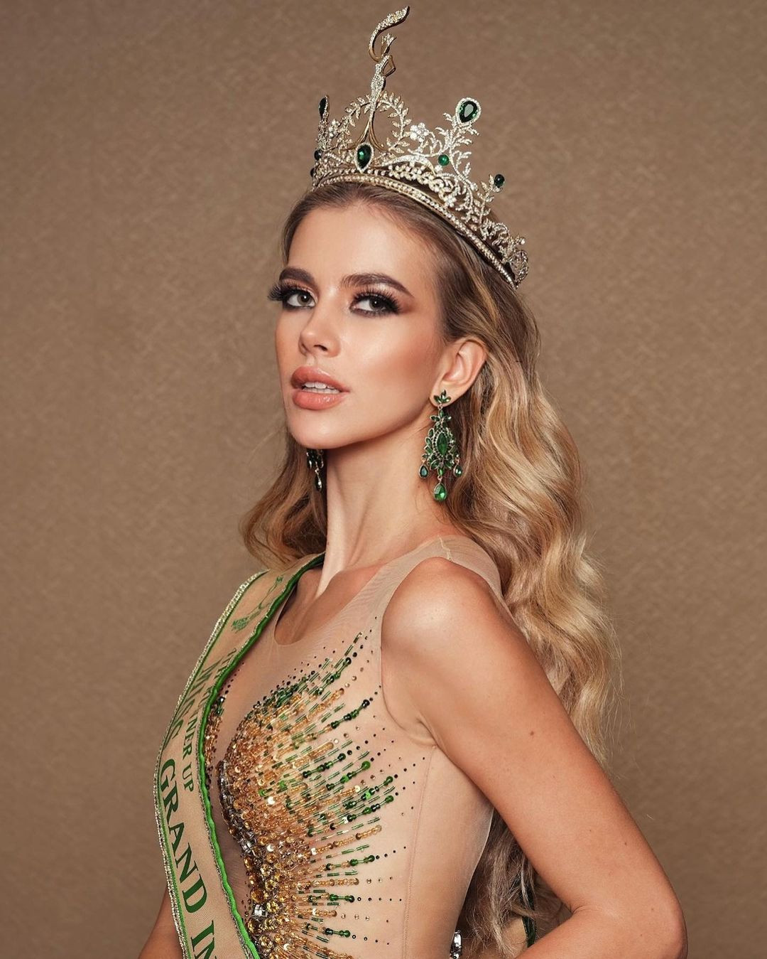 Ba người đẹp xuất thân từ cuộc thi Hoa hậu Hòa bình quốc tế 2022 là đương kim Hoa hậu Isabella Menin (giữa) và Á hậu 5 Oxana Isabel Rivera Álvarez (trái), Á hậu 4 Mariana Beckova (phải) tiếp tục được bầu chọn vào top 15 của Miss Grand Slam 2022.