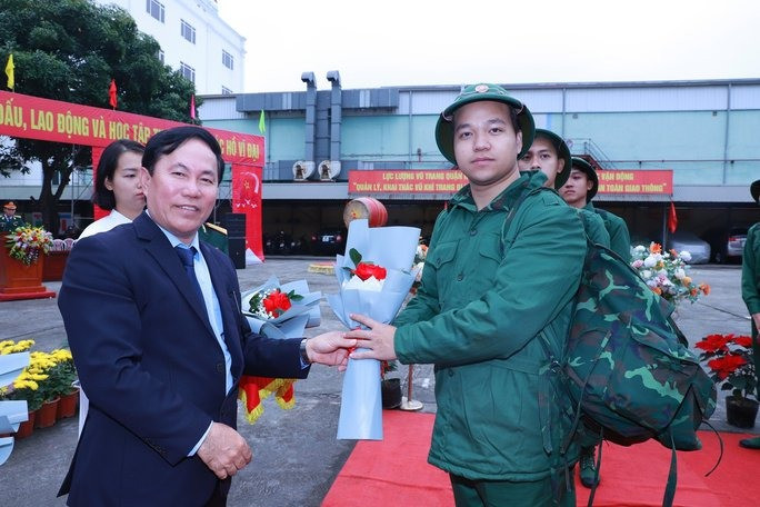Lãnh đạo quận Hồng Bàng tặng hoa tân binh Phạm Thái Sơn trong ngày lên đường nhập ngũ.