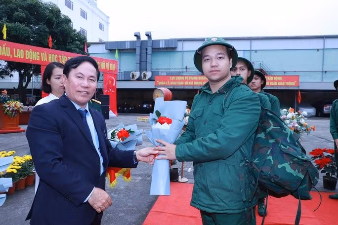 Lãnh đạo quận Hồng Bàng tặng hoa tân binh Phạm Thái Sơn trong ngày lên đường nhập ngũ.