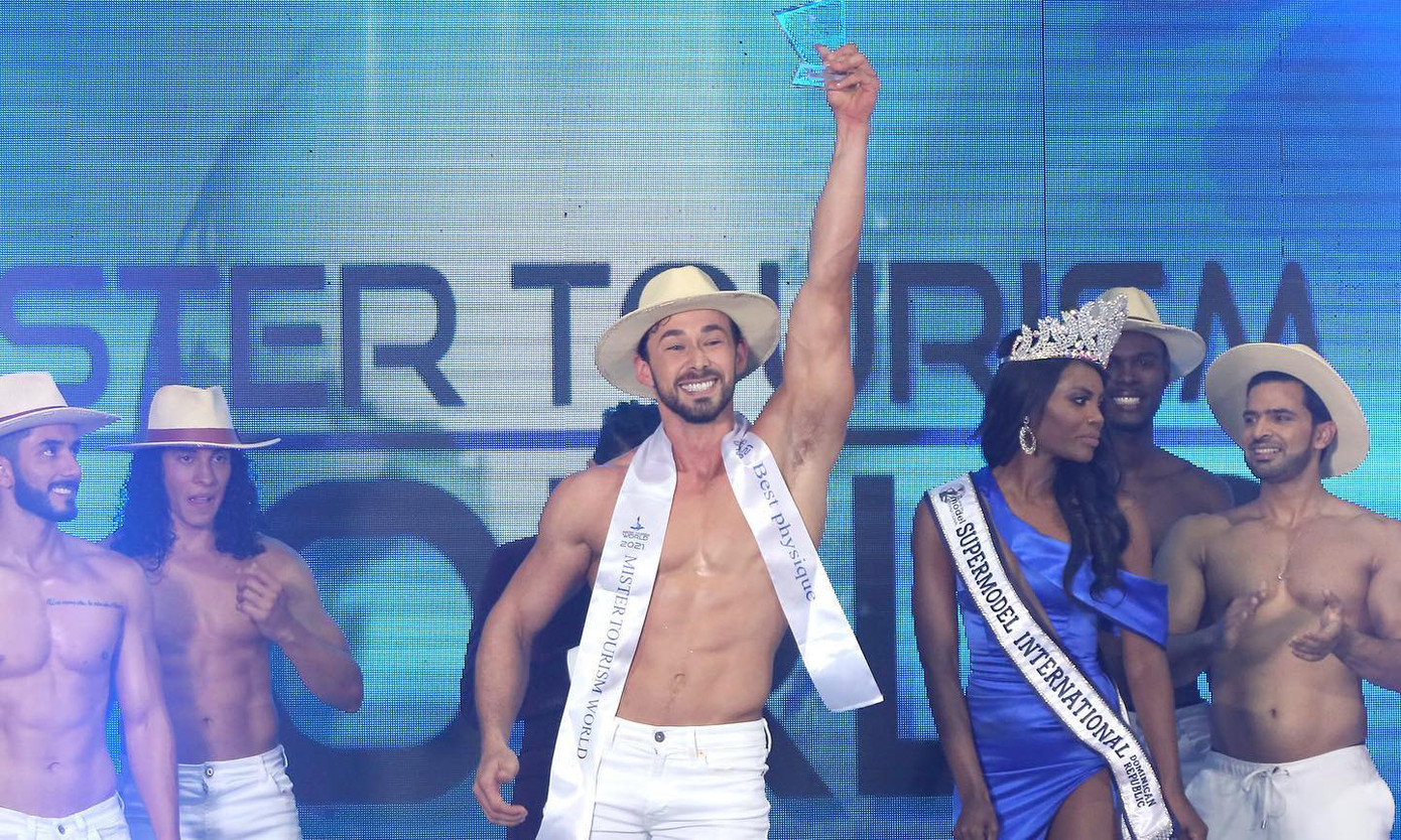 Dàn thí sinh của cuộc thi Nam vương Du lịch thế giới 2022 nhảy đồng diễn trên nền ca khúc See tình của Hoàng Thùy Linh.