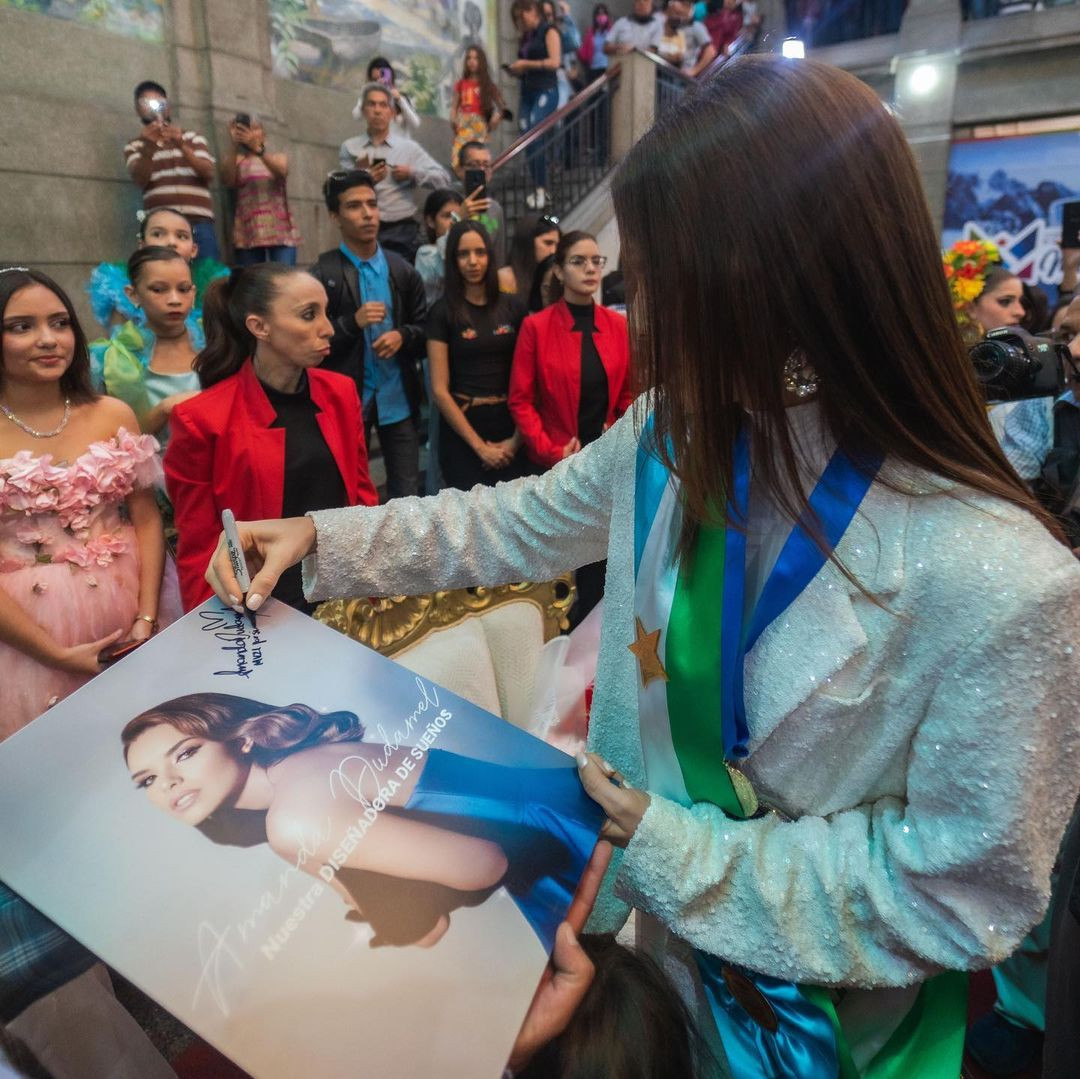 Có hẳn một buổi hòa nhạc giao hưởng được tổ chức để chào đón Amanda trở về. Trên đường diễu hành, người đẹp cũng liên tục ký tặng lên những tấm poster mà người hâm mộ đã chuẩn bị sẵn để chào đón cô.