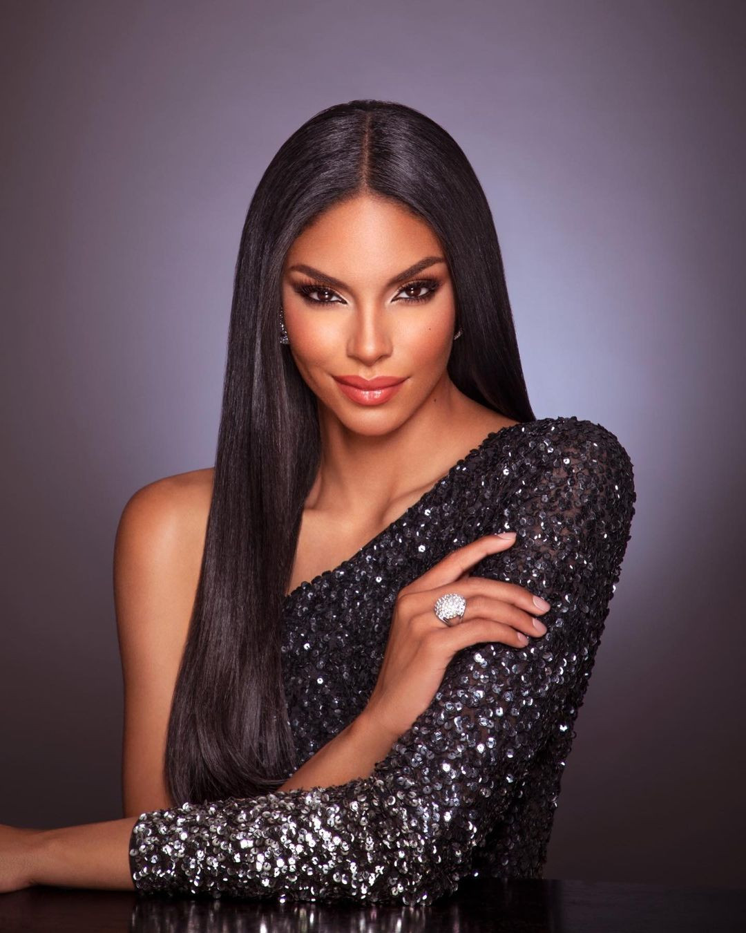 Người đẹp Nam Phi - Ndavi Nokeri (ảnh trái) vẫn được các chuyên gia Globalbeauties yêu mến và bầu chọn vào top 15. Cô từng vào top 16 tại Miss Universe 2022. Người đẹp Puerto Rico - Ashley Cariño (ảnh phải) giữ vững phong độ trong cuộc đua Miss Grand Slam 2022 và được dự đoán còn tiếp tục tiến xa. Cô vào top 5 tại Miss Universe 2022.