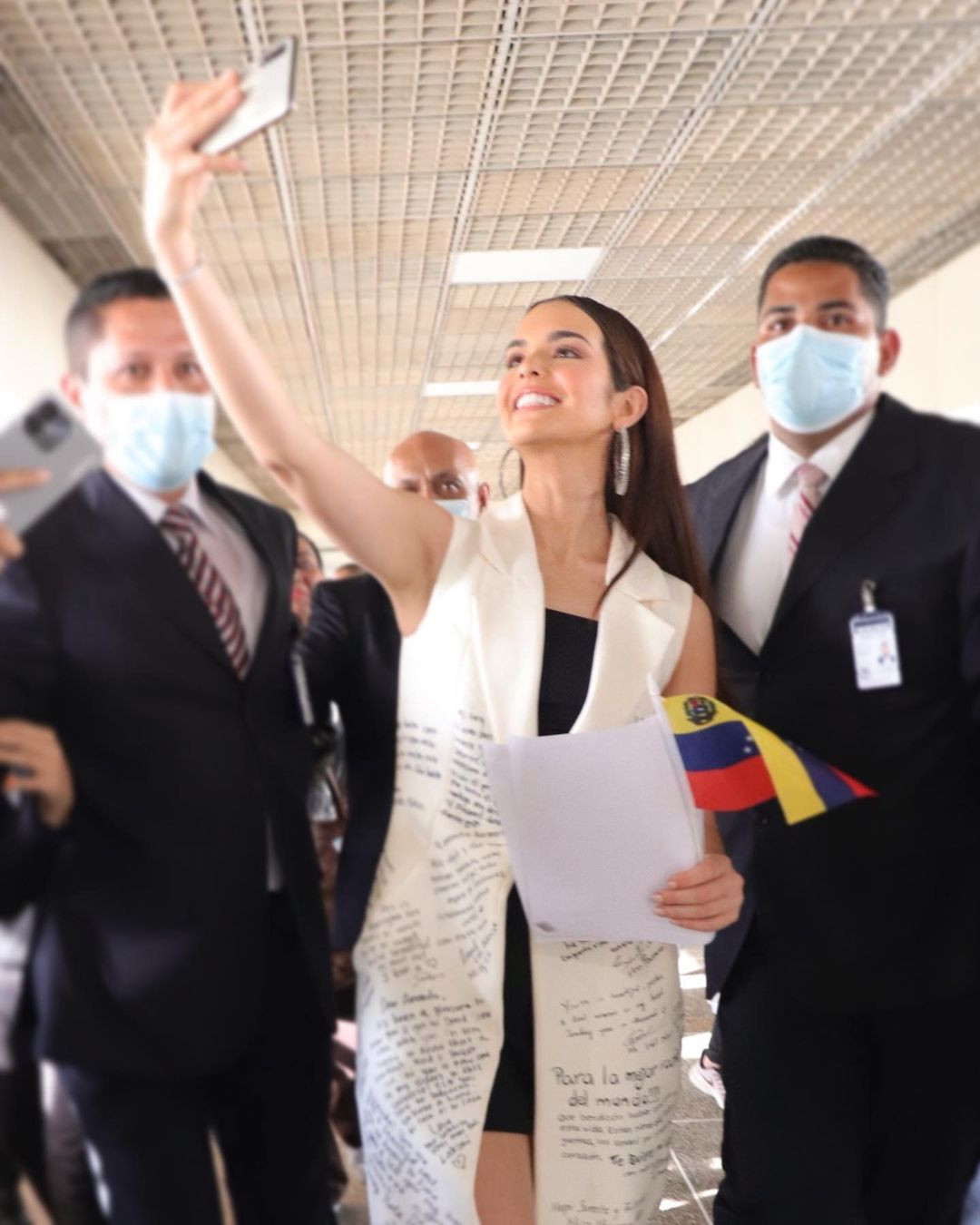 Sau khi giành ngôi Á hậu 1 tại cuộc thi Hoa hậu Hoàn vũ 2022, người đẹp Venezuela - Amanda Dudamel đã lên đường trở về quê hương trong sự chào đón nồng nhiệt của người hâm mộ. Ra sân bay về nước, Amanda mặc chiếc áo khoác có chữ ký của những khán giả yêu thương cô.