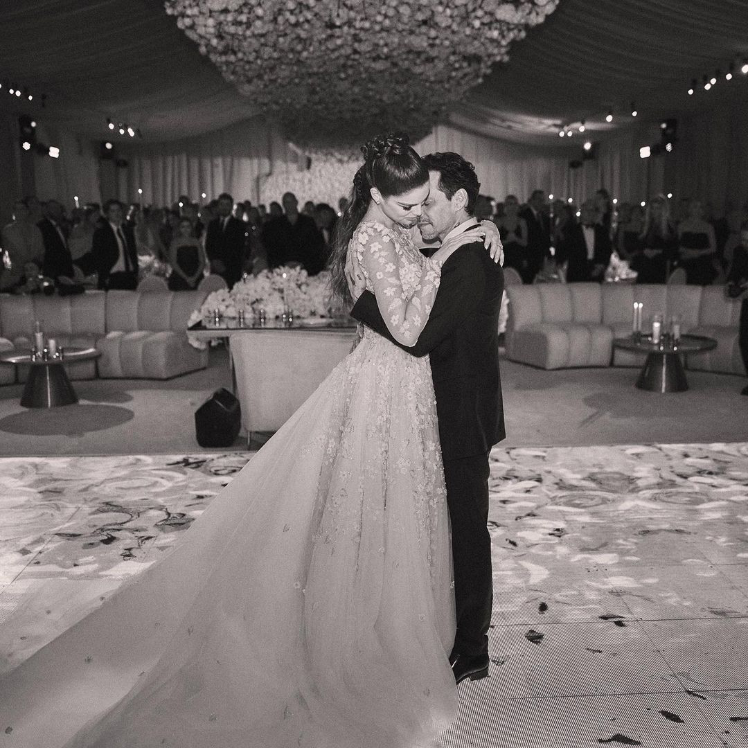 Đây là cuộc hôn nhân thứ 4 của Marc Anthony. Trước đó, anh kết hôn với Hoa hậu Hoàn vũ Dayanara Torres, ca sĩ Jennifer Lopez và người mẫu kém 20 tuổi Shannon De Lima. Trong khi đó với Nadia Ferreira, đây là lần đầu lên xe hoa của người đẹp. Mặc dù chênh lệch nhau tới 31 tuổi, hai người vẫn được nhận xét là đẹp đôi.