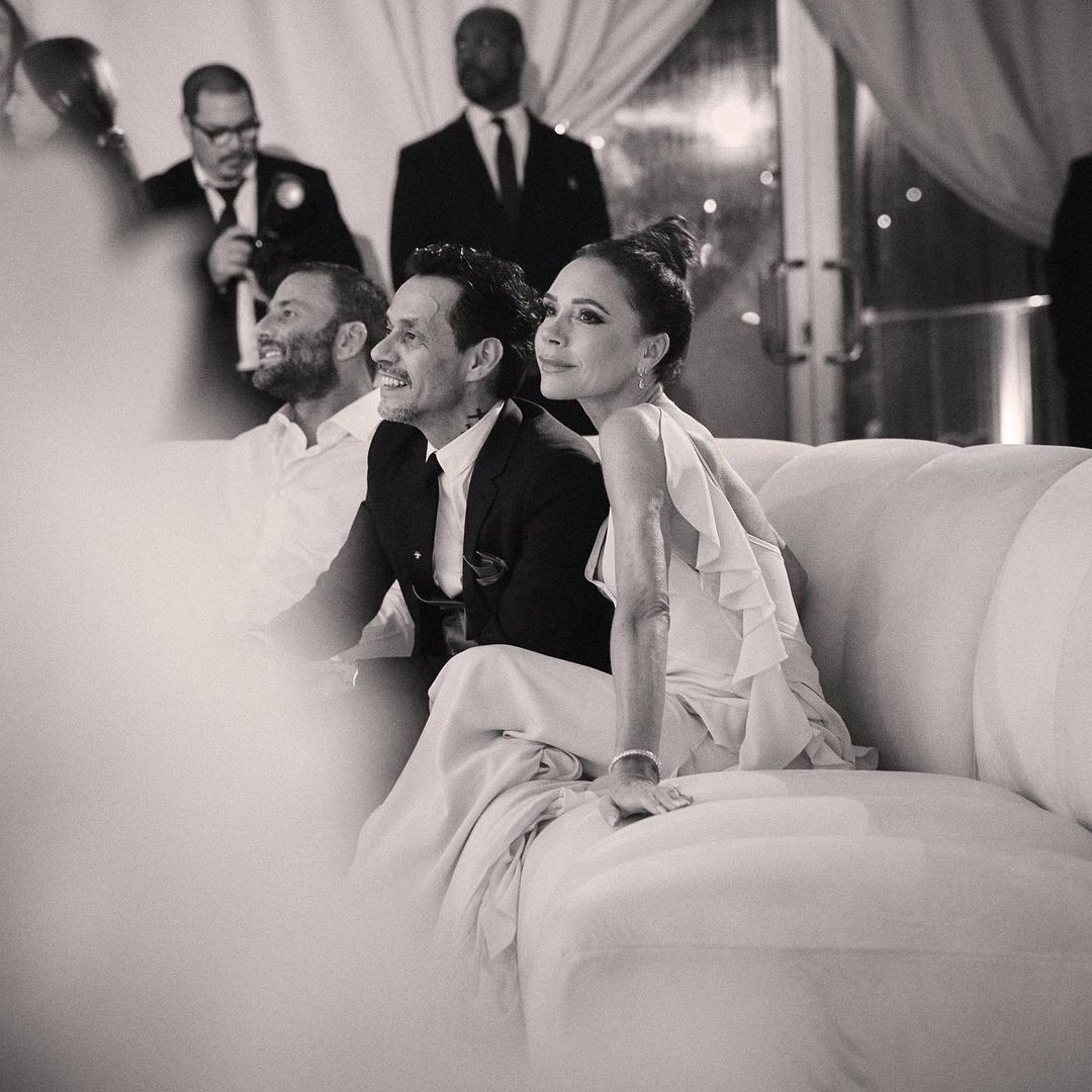 Victoria Beckham thân thiết bên nam ca sĩ Marc Anthony trong lễ cưới. Trên trang cá nhân, Victoria đăng tải bài viết chúc mừng cặp đôi mới cưới. "Chúc mừng Ông bà Muniz. Chúng tôi yêu hai bạn và rất vinh dự khi được góp mặt trong đám cưới", Victoria viết. Trong khi đó, nữ diễn viên Salma Hayek là bạn thân của chú rể. Cô diện bộ váy hai dây khoét vòng một sexy tới tham dự lễ cưới.
