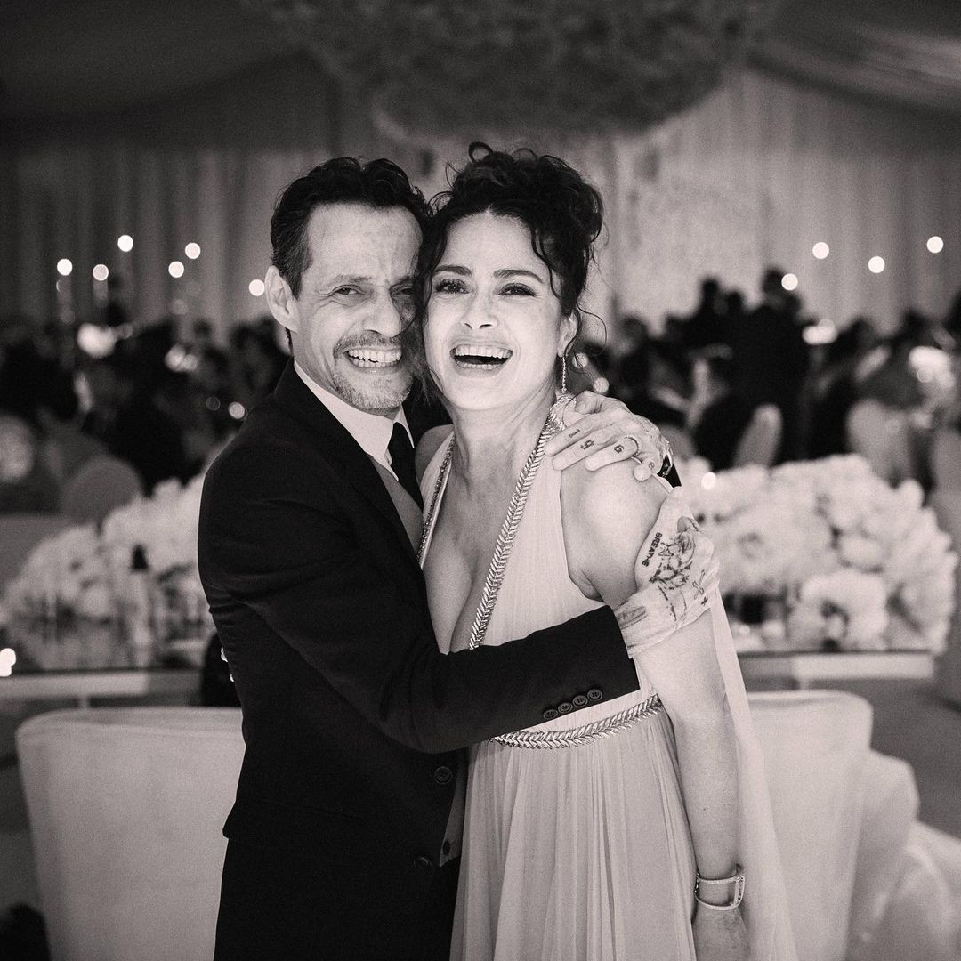 Victoria Beckham thân thiết bên nam ca sĩ Marc Anthony trong lễ cưới. Trên trang cá nhân, Victoria đăng tải bài viết chúc mừng cặp đôi mới cưới. "Chúc mừng Ông bà Muniz. Chúng tôi yêu hai bạn và rất vinh dự khi được góp mặt trong đám cưới", Victoria viết. Trong khi đó, nữ diễn viên Salma Hayek là bạn thân của chú rể. Cô diện bộ váy hai dây khoét vòng một sexy tới tham dự lễ cưới.