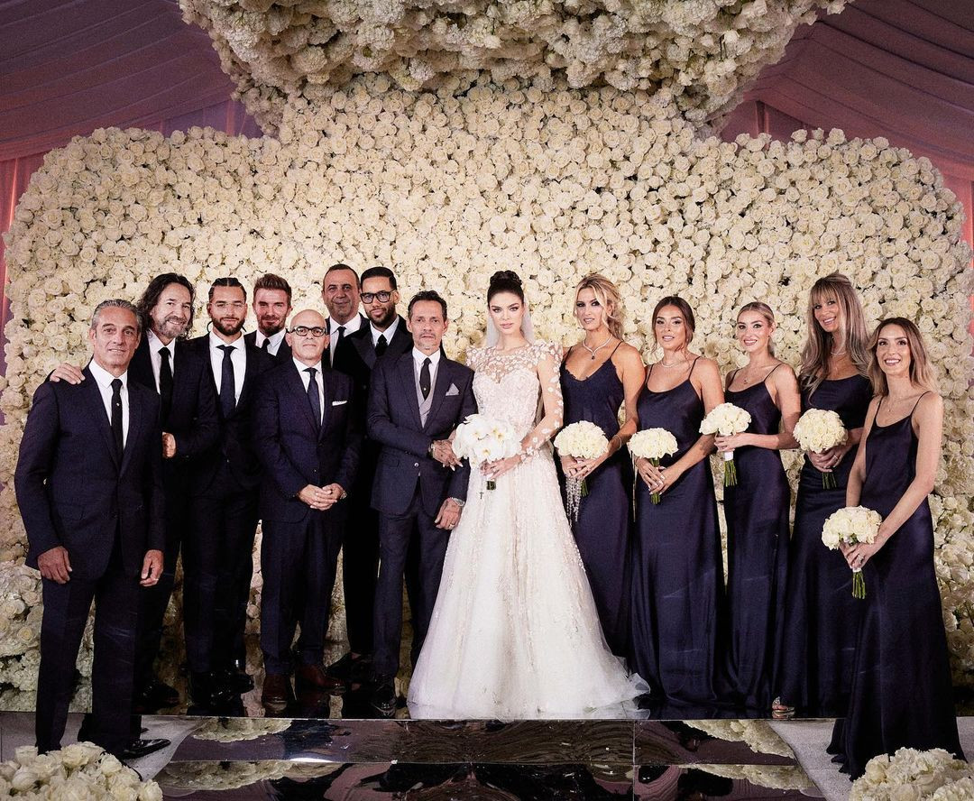 Nadia Ferreira và chồng là nam ca sĩ Marc Anthony chụp ảnh bên những người thân và dàn phù dâu, phù rể. Trong dàn phù rể của Marc Anthony có bạn thân của anh là cựu cầu thủ David Beckham.