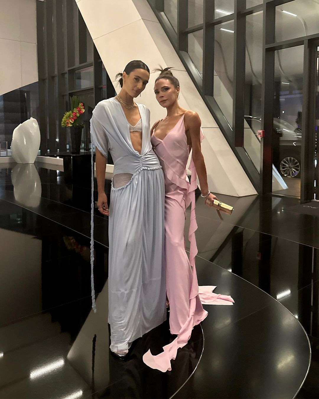 Cặp vợ chồng Victoria Beckham và con gái cùng tới tham dự lễ cưới của Nadia Ferreira và Marc Anthony. Nhà thiết kế Victoria chọn bộ váy hai dây màu hồng với những chi tiết bèo nhún nữ tính, sang trọng. Vẻ ngoài của cô tại lễ cưới của cặp sao được khen ngợi vì sự nhã nhặn và thanh lịch.