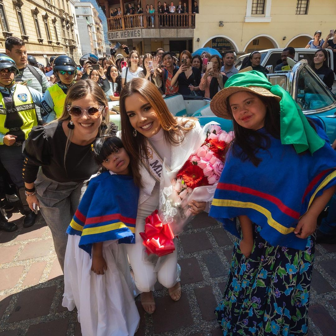 Với danh hiệu Á hậu 1, Amanda Dudamel trở thành người đẹp Venezuela có thành tích cao nhất tại Hoa hậu Hoàn vũ kể từ chiến thắng của Gabriela Isler năm 2013. Amanda Dudamel sinh năm 1999, có chiều cao 1,79 m, gương mặt sắc sảo, kỹ năng tốt. Người đẹp có thế mạnh catwalk, trình diễn tự tin.
